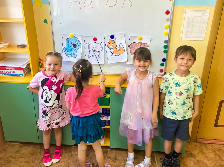 «Bee» (Because English Everywhere!) - «Пчелка» (Потому что Английский Повсюду!)